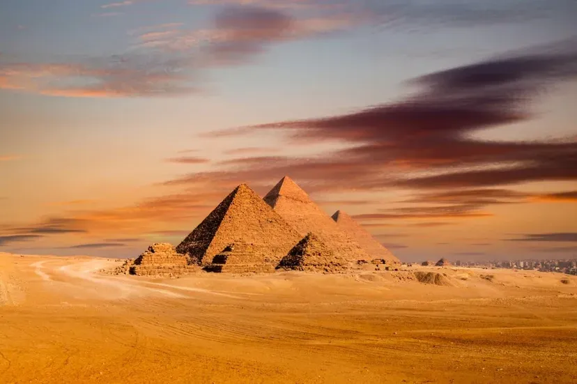 Pirámides de Giza en la hora dorada